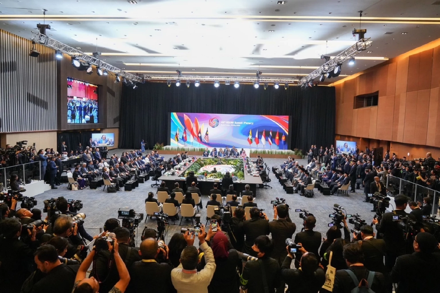 “อันวาร์ อิบราฮิม” กล่าวชม “ทักษิณ” กลางที่ประชุมสุดยอดอาเซียน