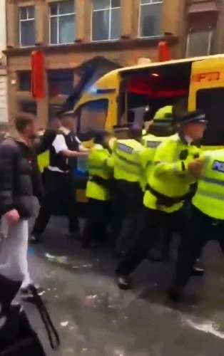 เปิดคลิป! ชายขับรถพุ่งชนกลุ่มแฟนบอล "ลิเวอร์พูล" กลางขบวนพาเหรดฉลอง "แชมป์พรีเมียร์ลีก "