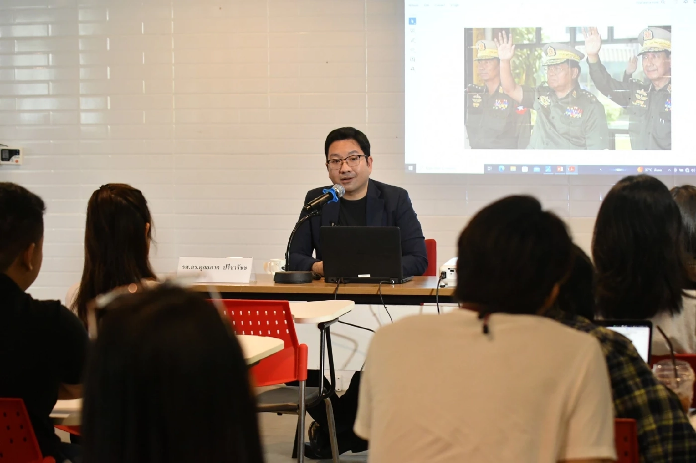  รศ.ดร.ดุลยภาค ปรีชารัชช นายกสมาคมภูมิภาคศึกษา และอาจารย์ประจำสาขาเอเชียตะวันออกเฉียงใต้ศึกษา มหาวิทยาลัยธรรมศาสตร์ (มธ.)