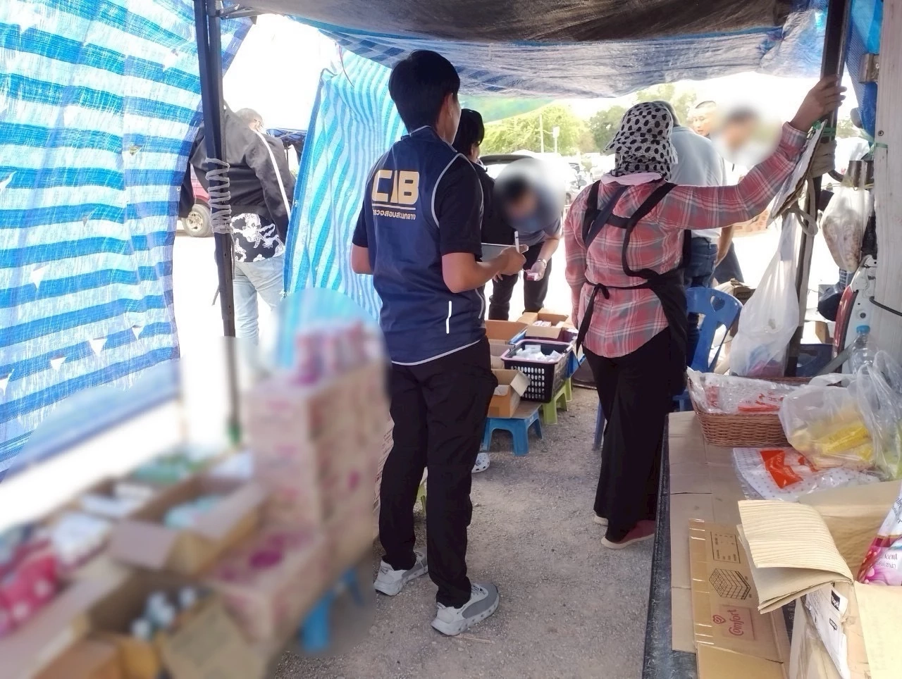 ขมคอ! จับแม่ค้าตลาดนัด เก็บสินค้าหมดอายุกองขยะ วางขายนับพันชิ้น