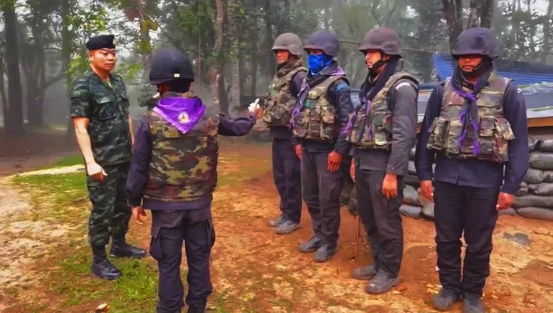 "แม่ทัพภาค 2" ค้างคืนฐานช่องบก พร้อมปลุกขวัญกำลังใจทหาร มอบ "หลวงปู่ทวด-เหรียญหลวงพ่อใหญ่โชคดี"