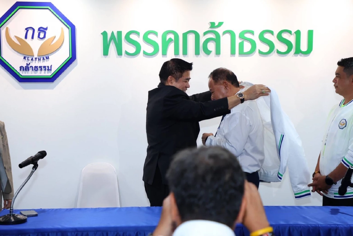 ร.อ.ธรรรมนัส พรหมเผ่า ต้อนรับ นายเอกราช ช่างเหลา เข้าสังกัดพรรคกล้าธรรม 