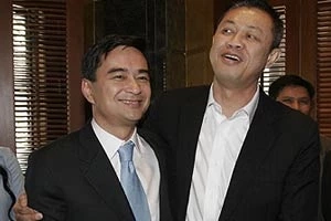 การเมืองไทย...อะไรก็เกิดได้! ภาพจับมือข้ามขั้ว สะท้อนอนาคต