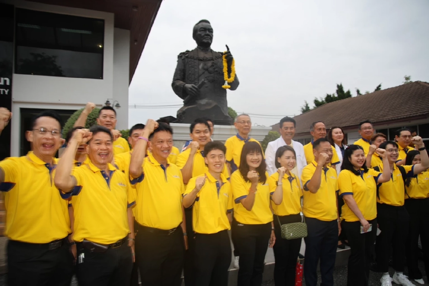 "สุวัจน์-เทวัญ" กราบขอบพระคุณชาวโคราช เลือก "หมอวรรณรัตน์" เป็นนายกเทศมนตรี