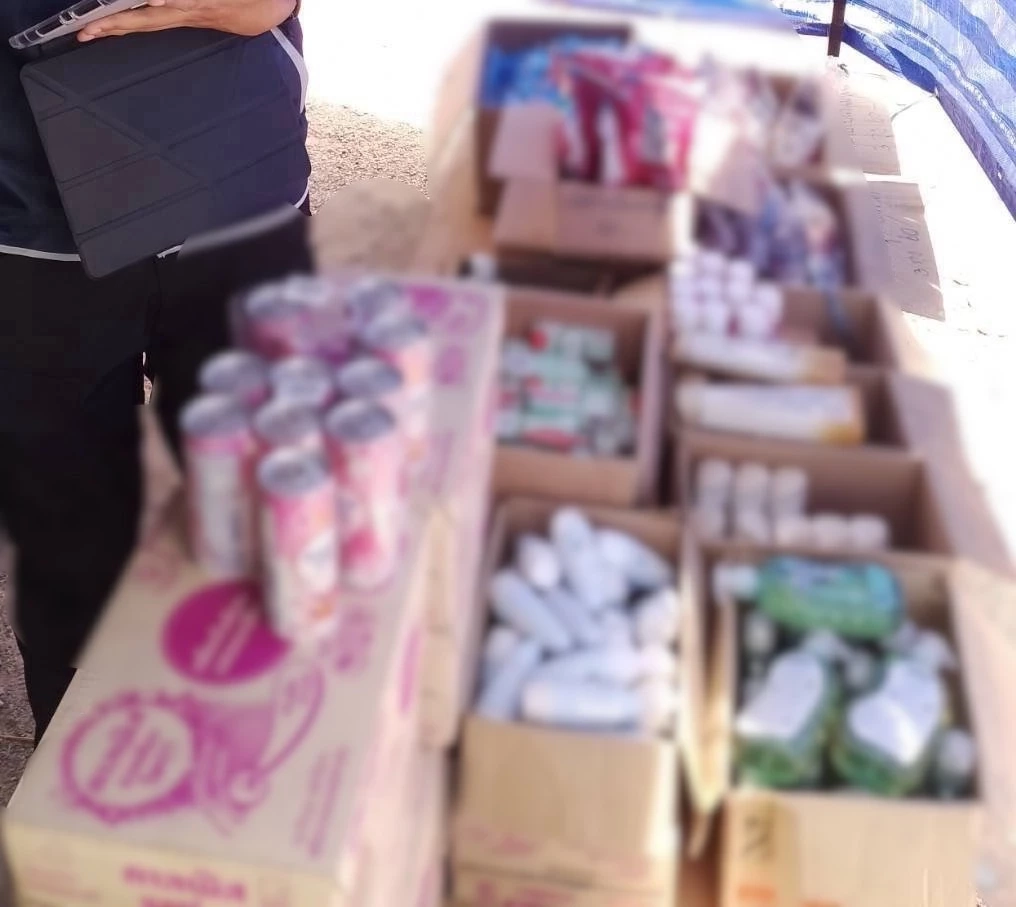 ขมคอ! จับแม่ค้าตลาดนัด เก็บสินค้าหมดอายุกองขยะ วางขายนับพันชิ้น