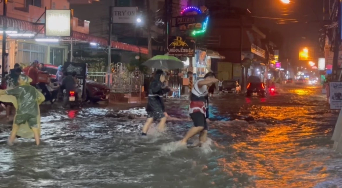 “พัทยา” ฝนตกหนักรับอรุณ หลายจุดน้ำท่วมสูง รถเก๋งเสียหายจำนวนมาก
