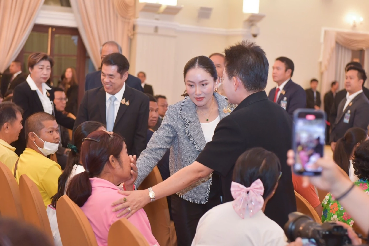 นายกฯ มอบเงินช่วยผู้ประสบภัยแผ่นดินไหวล็อตแรก 32 ราย 9.6 ล้าน