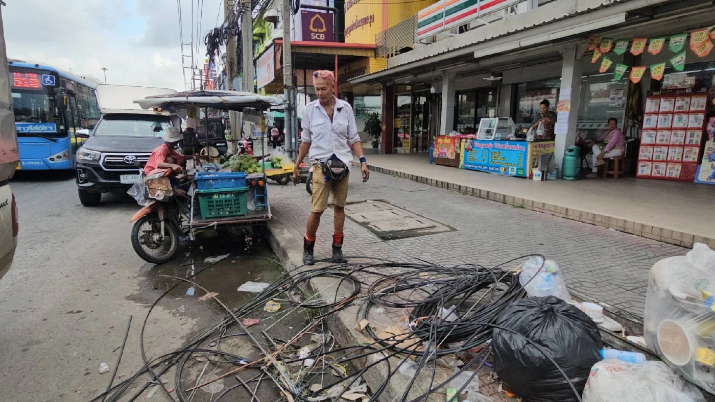ตะลึง! "ชาวปทุมธานี" ร้องสายเคเบิ้ลร่วงกองบนทางเท้า หวั่นโดนไฟดูด