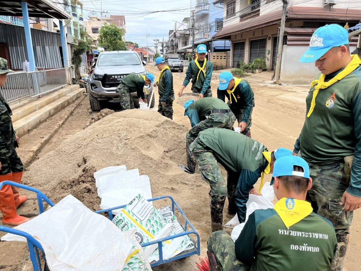 "กองทัพบก" ส่งกำลังพล ช่วยล้าง-ดันโคลนออกจากถนน และบ้านชาวแม่สาย