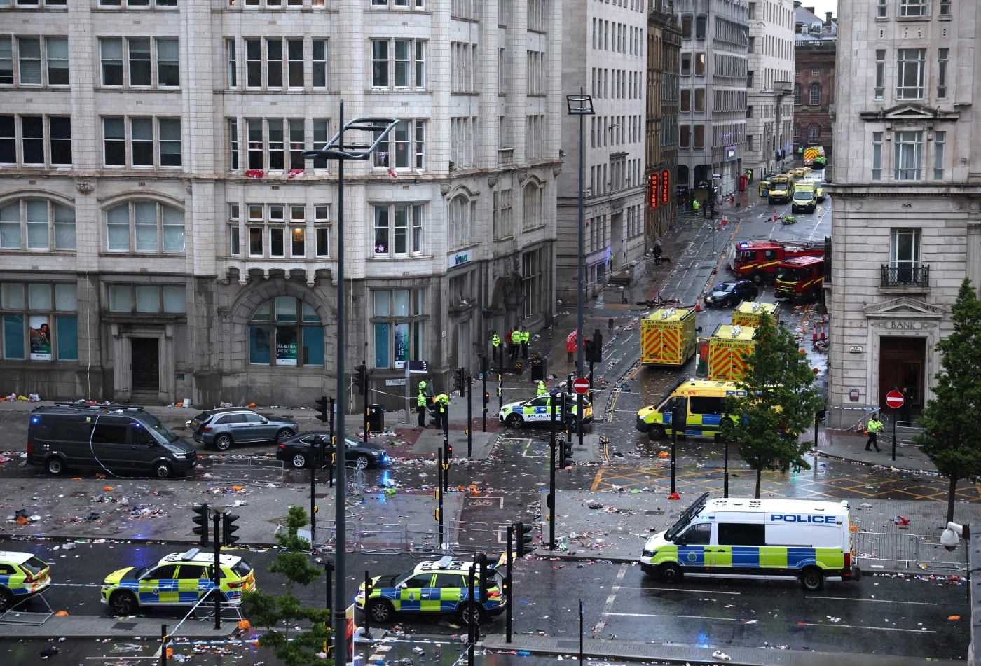 รถพุ่งชนแฟนบอล "ลิเวอร์พูล" ในงานฉลองแชมป์ เจ็บเกือบ 50