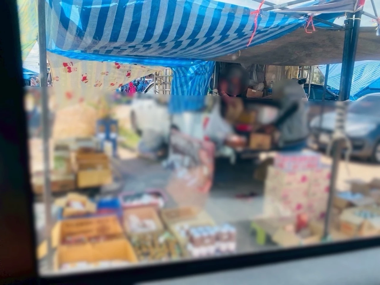 ขมคอ! จับแม่ค้าตลาดนัด เก็บสินค้าหมดอายุกองขยะ วางขายนับพันชิ้น