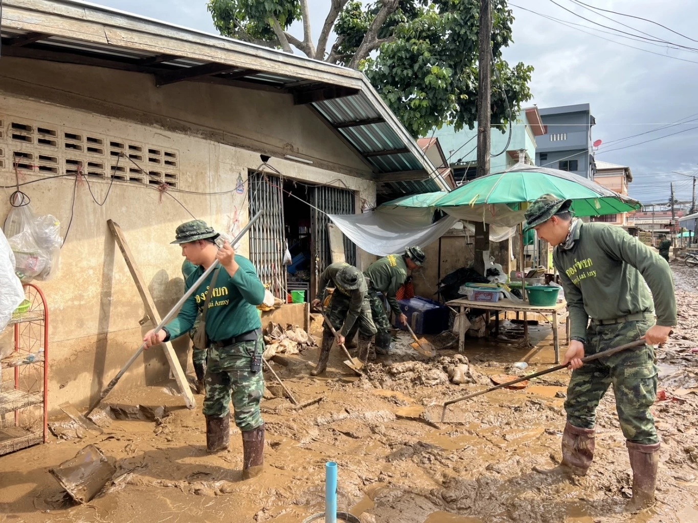 รับมือน้ำท่วม “แม่สาย” ส่งทหาร ทำพนังกั้นน้ำ ยันรับมือได้