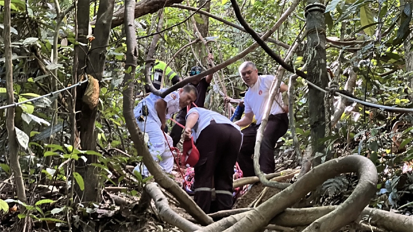 ระทึก! นักท่องเที่ยว พลัดตกเขาเล่ หมดสติต่อหน้าแฟนสาว