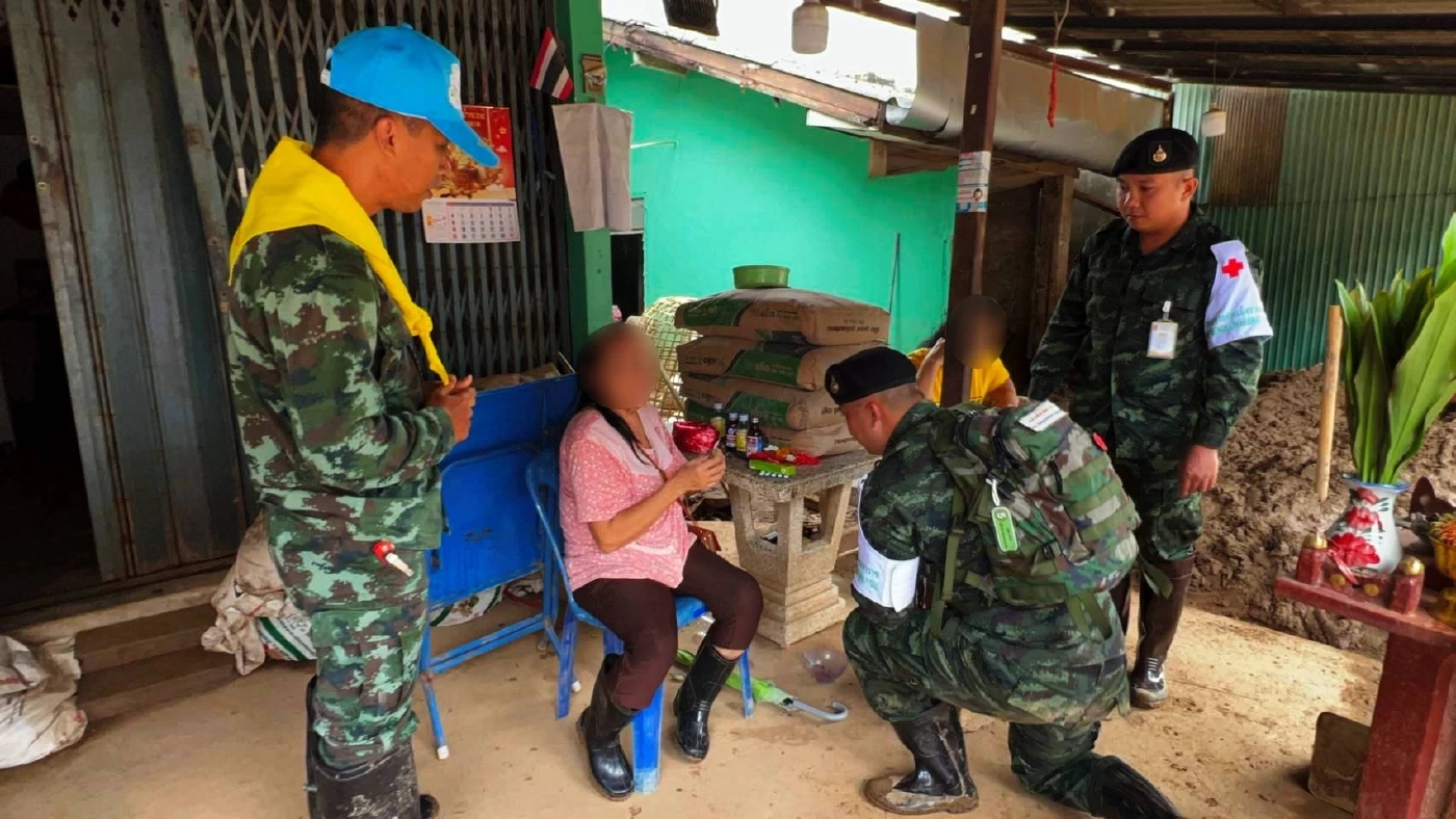 "กองทัพบก" ส่งกำลังพล ช่วยล้าง-ดันโคลนออกจากถนน และบ้านชาวแม่สาย