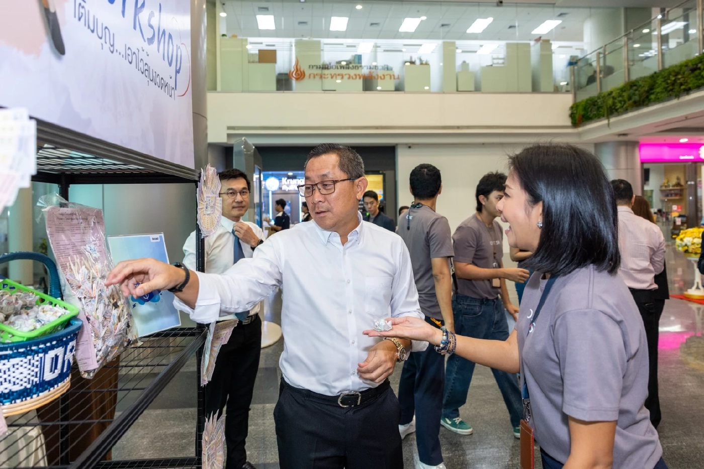 "ทิ้งอย่างไรให้ได้บุญ" OR ผุดไอเดียเก๋ เปลี่ยนลอตเตอรี่เป็นดอกไม้จันทน์ ช่วยเหลือสังคมยั่งยืน