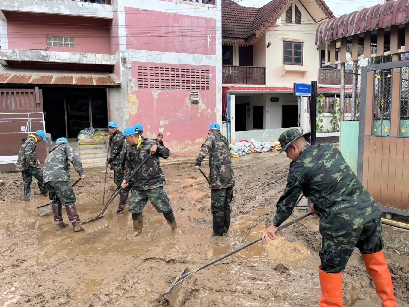 "กองทัพบก" ส่งกำลังพล ช่วยล้าง-ดันโคลนออกจากถนน และบ้านชาวแม่สาย