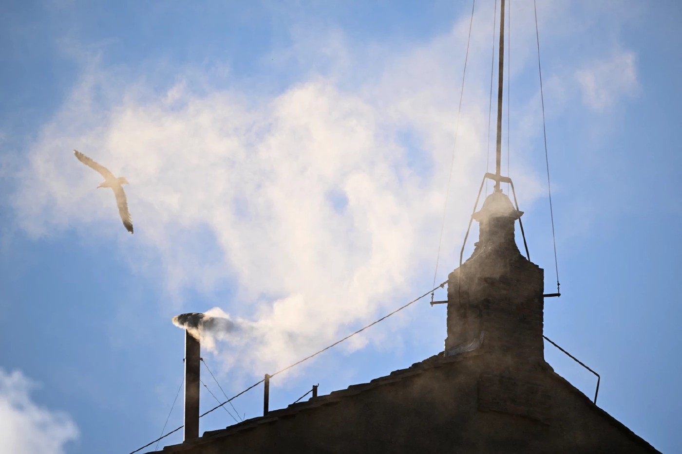 ควันสีขาวลอยจากโบสถ์น้อยซิสติน เลือกได้แล้วสันตะปาปาองค์ใหม่