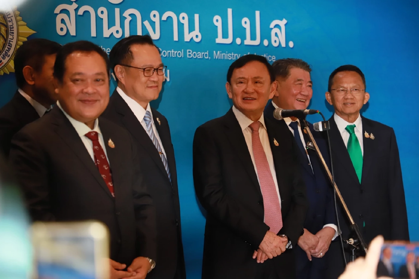 ทักษิณ ชินวัตร  อดีตนายกรัฐมนตรี แถลงข่าวหลังปาฐกถา ที่ ปปส. สยบข่าวหนีไปต่างแดน