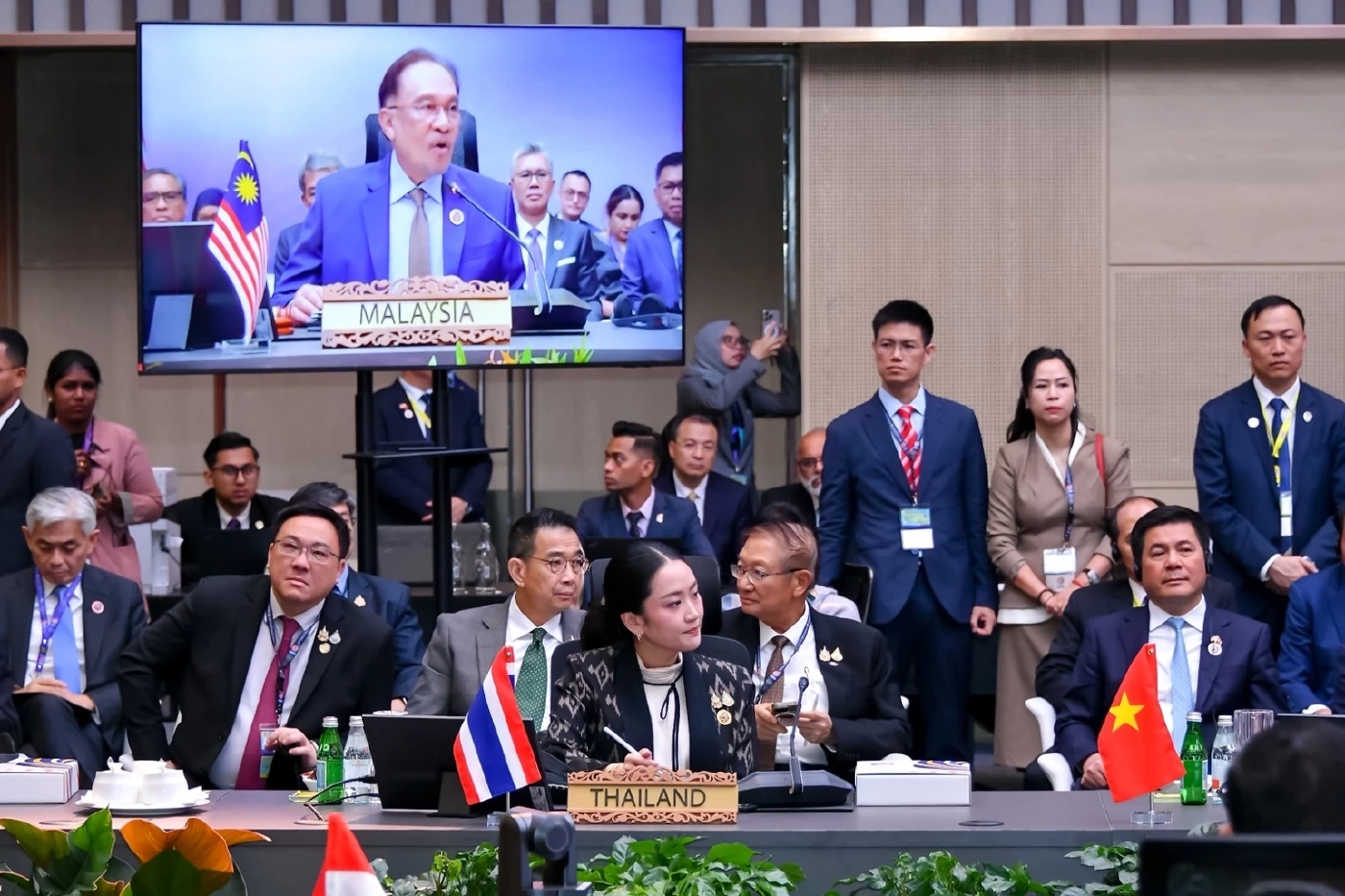 “อันวาร์ อิบราฮิม” กล่าวชม “ทักษิณ” กลางที่ประชุมสุดยอดอาเซียน