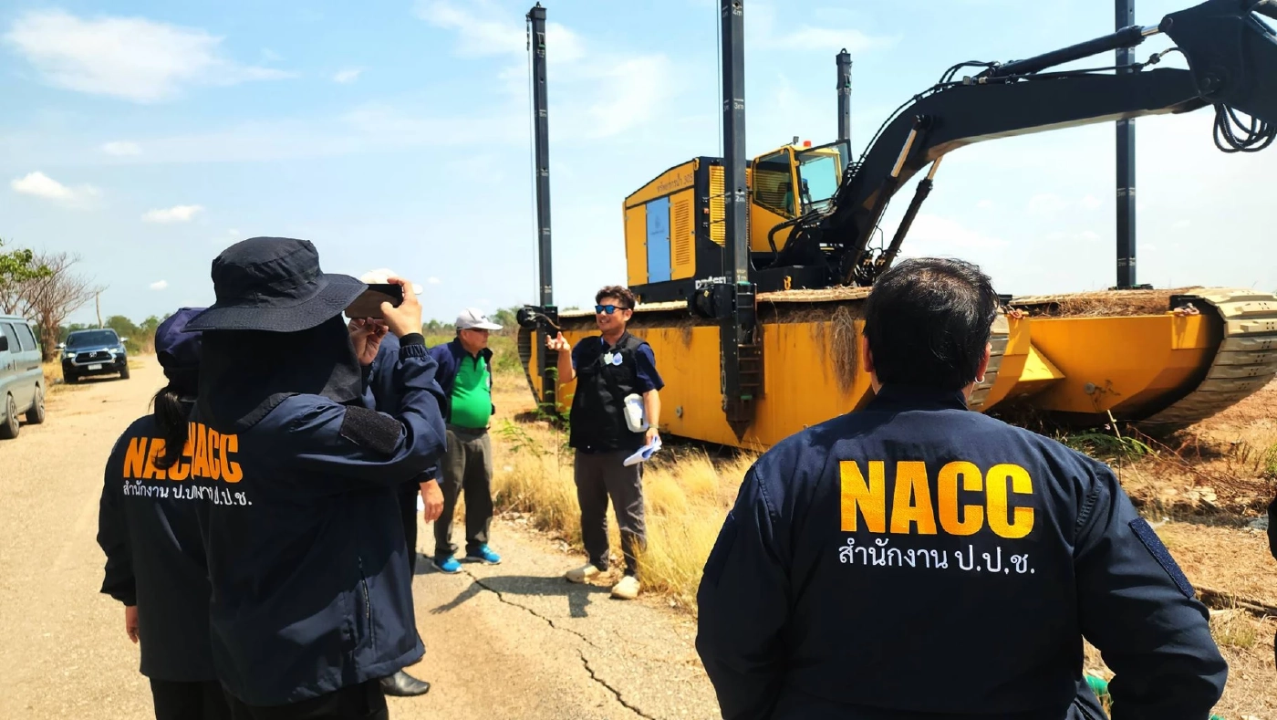 "ป.ป.ช.พิจิตร-ป.ป.ท.เขต 6" รุมตรวจ  "เรือดูดโคลนสะเทิ้นน้ำสะเทิ้นบก" จอดทิ้ง 2 ปี