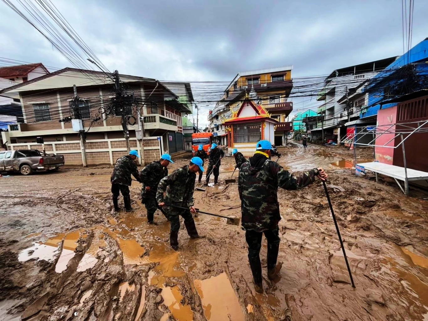 "กองทัพบก" ส่งกำลังพล ช่วยล้าง-ดันโคลนออกจากถนน และบ้านชาวแม่สาย