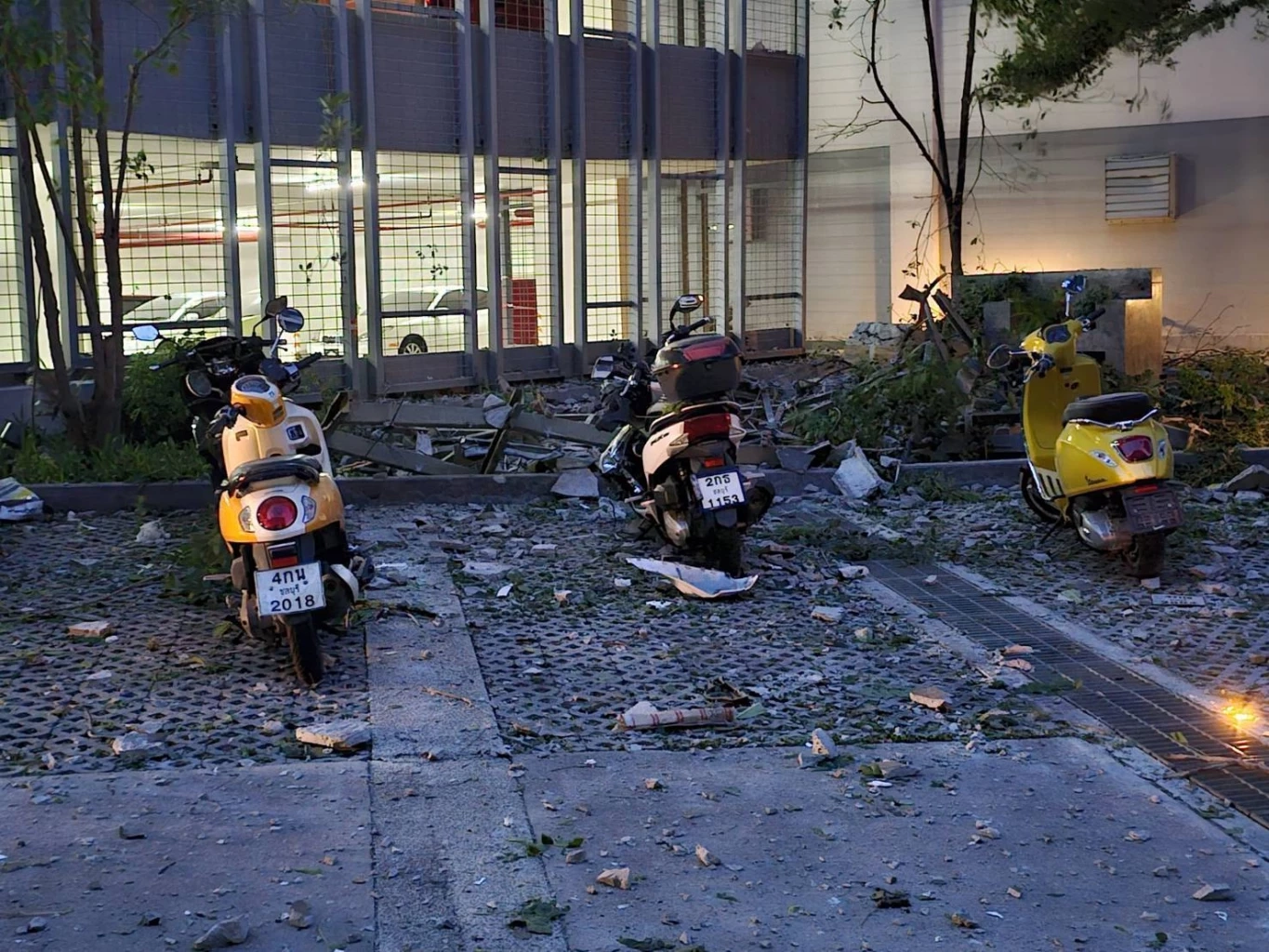 ระทึกเมืองพัทยา! “ชิมเพลทปูน” คอนโดหรูหล่น มีคนเจ็บ-รถเสียหาย