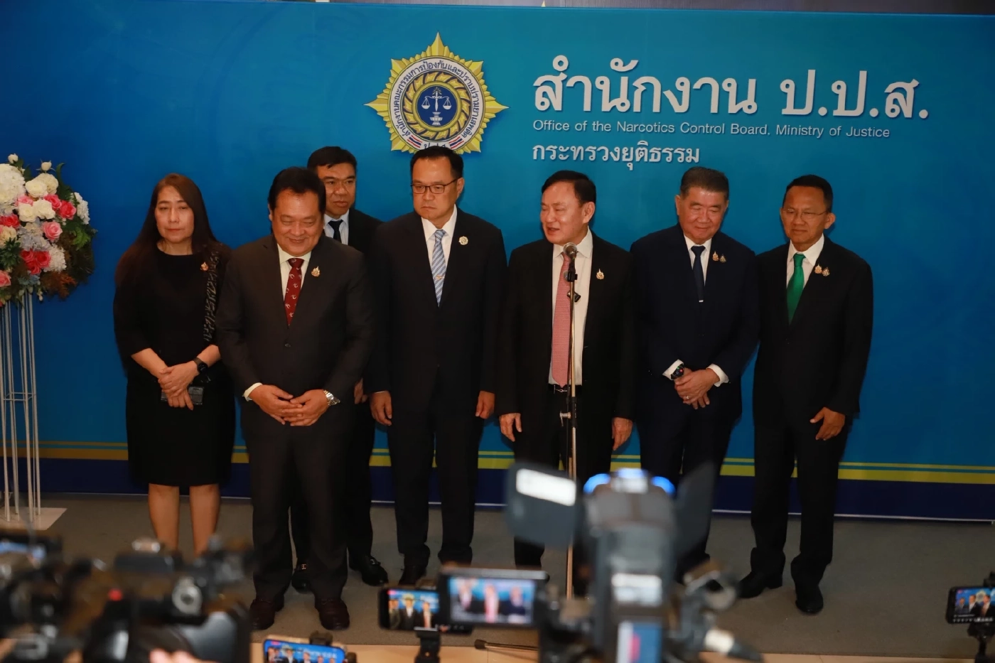 ทักษิณ ชินวัตร อดีตนายกรัฐมนตรี  แถลงหลังปาฐกถา ยุทธศาสตร์ปราบยาเสพติด ที่ ปปส.