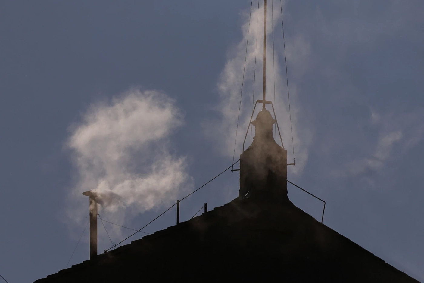 ควันสีขาวลอยจากโบสถ์น้อยซิสติน เลือกได้แล้วสันตะปาปาองค์ใหม่