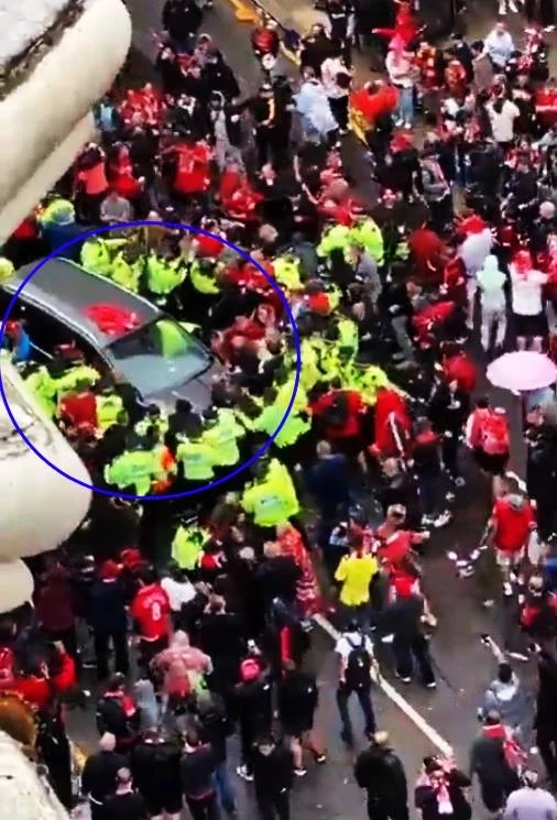 เปิดคลิป! ชายขับรถพุ่งชนกลุ่มแฟนบอล "ลิเวอร์พูล" กลางขบวนพาเหรดฉลอง "แชมป์พรีเมียร์ลีก "
