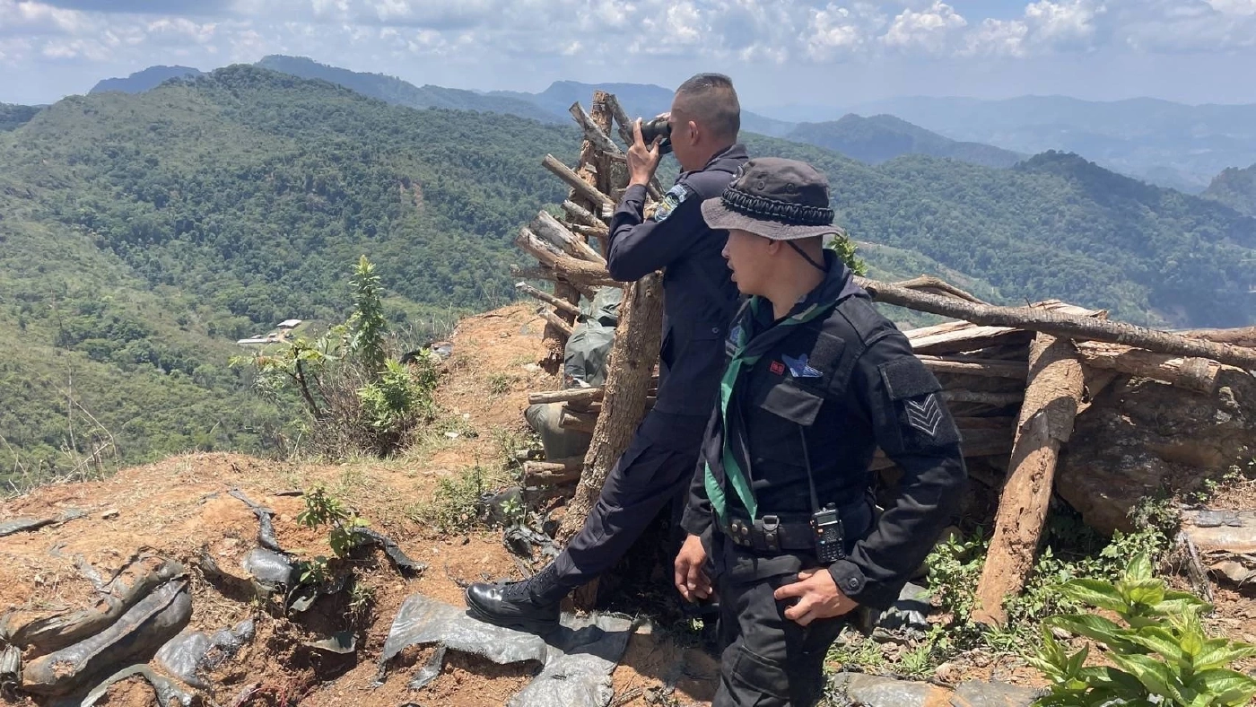 กองกำลังติดอาวุธ โจมตีทหารลาว กระสุนตกทะลุหลังคาบ้านฝั่งไทย