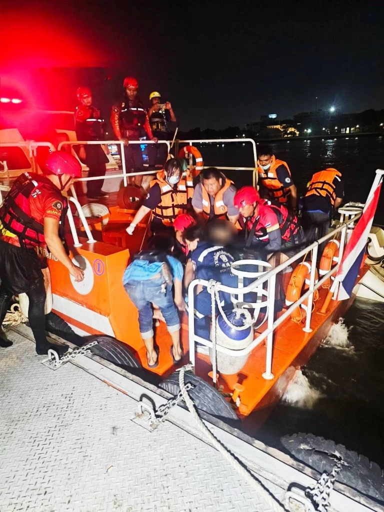 นาทีชีวิต! ขณะกู้ภัยทางน้ำกำลังช่วยเหลือ "ชายคิดสั้น" กำลังจะจมแม่น้ำเจ้าพระยา