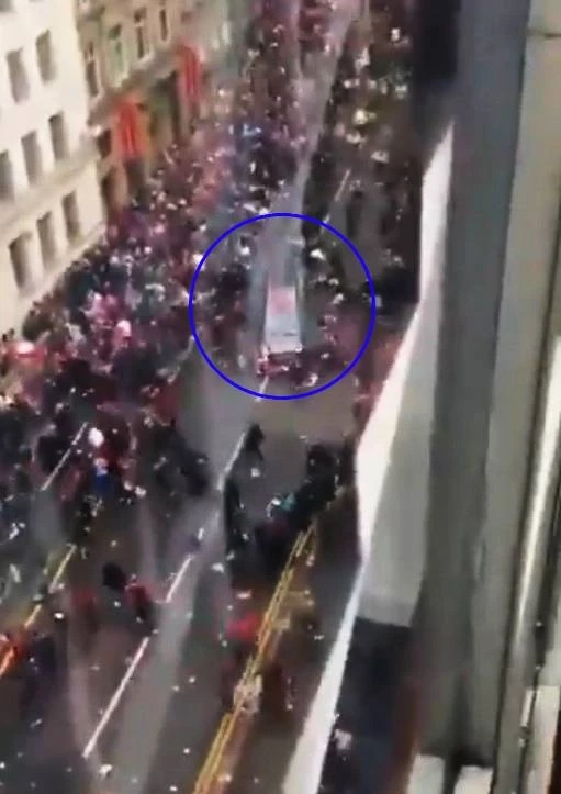 เปิดคลิป! ชายขับรถพุ่งชนกลุ่มแฟนบอล "ลิเวอร์พูล" กลางขบวนพาเหรดฉลอง "แชมป์พรีเมียร์ลีก "