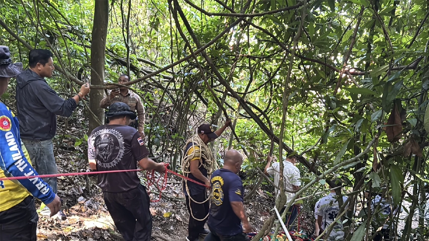 ระทึก! นักท่องเที่ยว พลัดตกเขาเล่ หมดสติต่อหน้าแฟนสาว