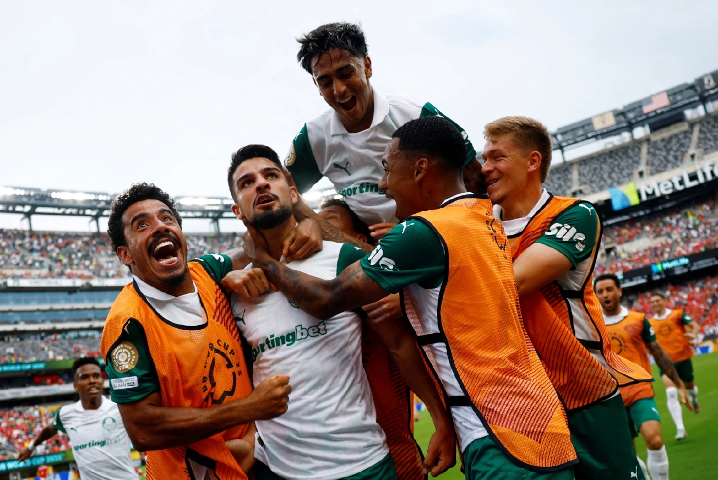 นักเตะพัลไมรัสฉลองประตูหลังทำประตูใส่อัล อาห์ลี ในศึกฟุตบอลสโมสรโลก 2025 รอบแบ่งกลุ่ม