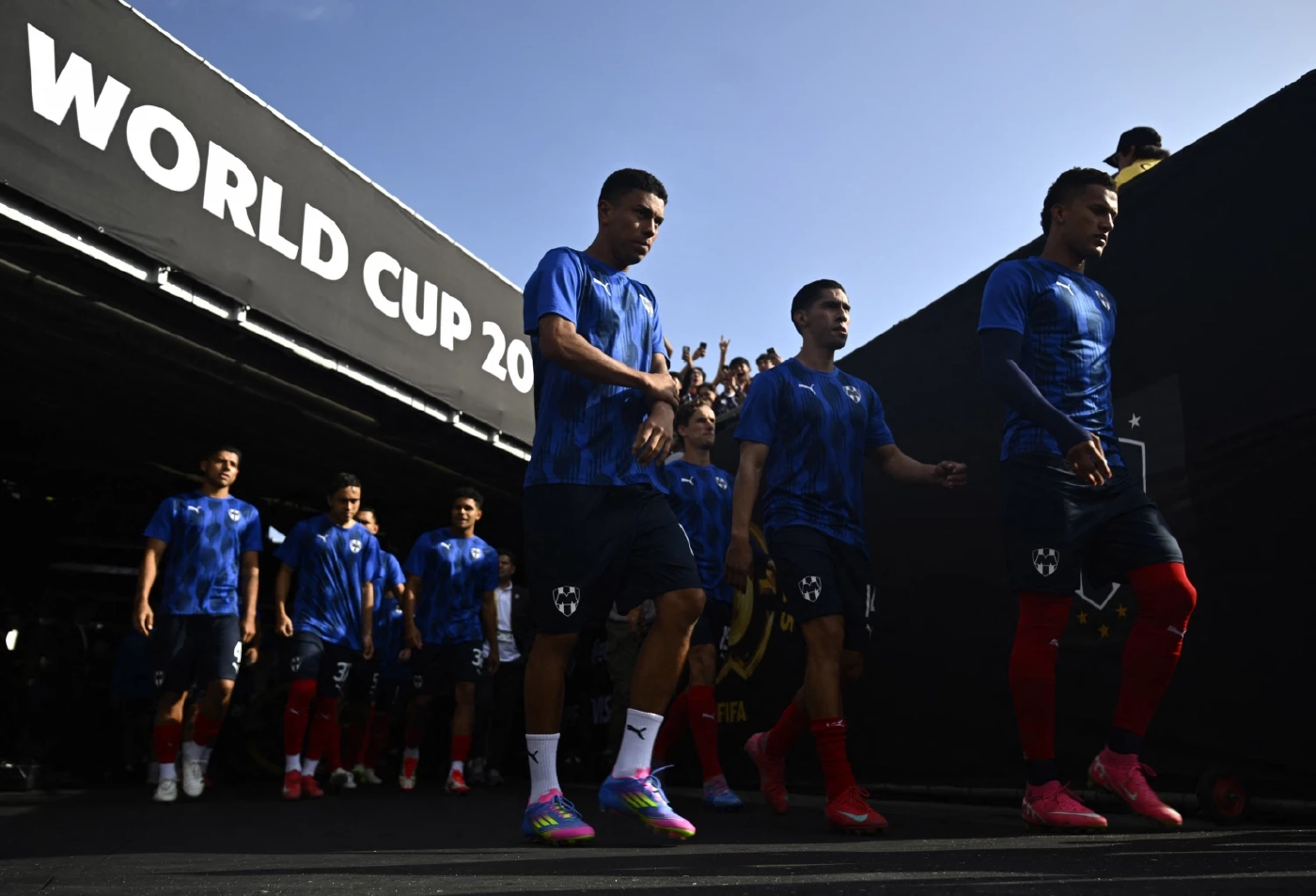 นักเตะมอนเตร์เรย์เดินออกจากอุโมงค์ก่อนลงสนามในคลับ เวิลด์ คัพ 2025