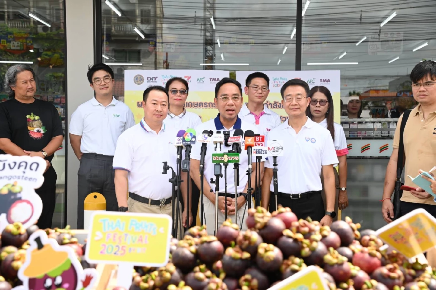 พาณิชย์ช่วยชาวสวนมังคุดกระจายผลผลิต ขายผ่าน 7-Eleven