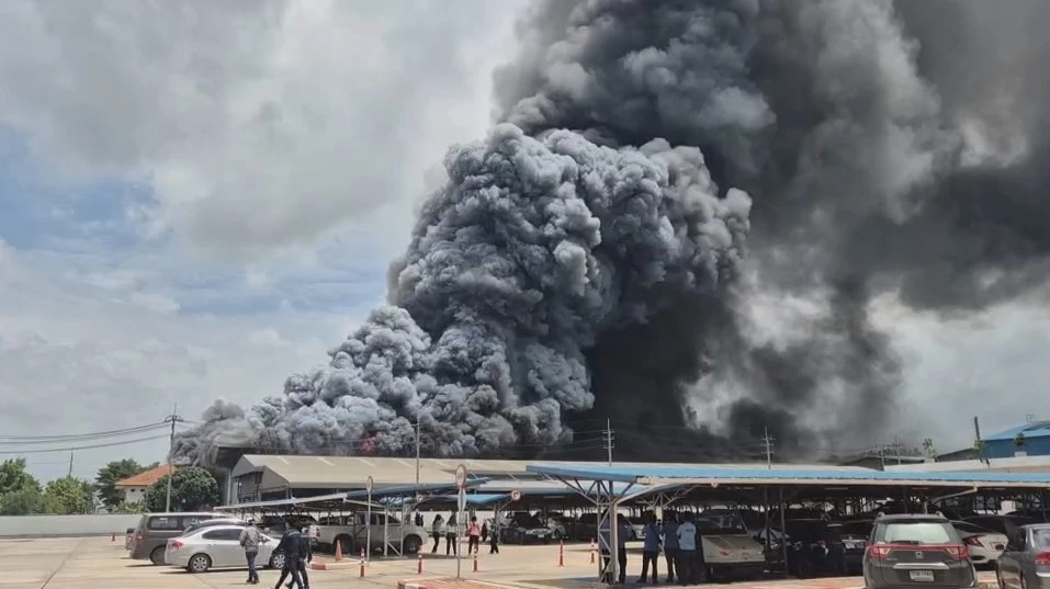 ด่วน! ไฟไหม้โรงงานผลิตทิชชู่ เผาเสียหายวอด มีผู้สูญหาย 10 ราย