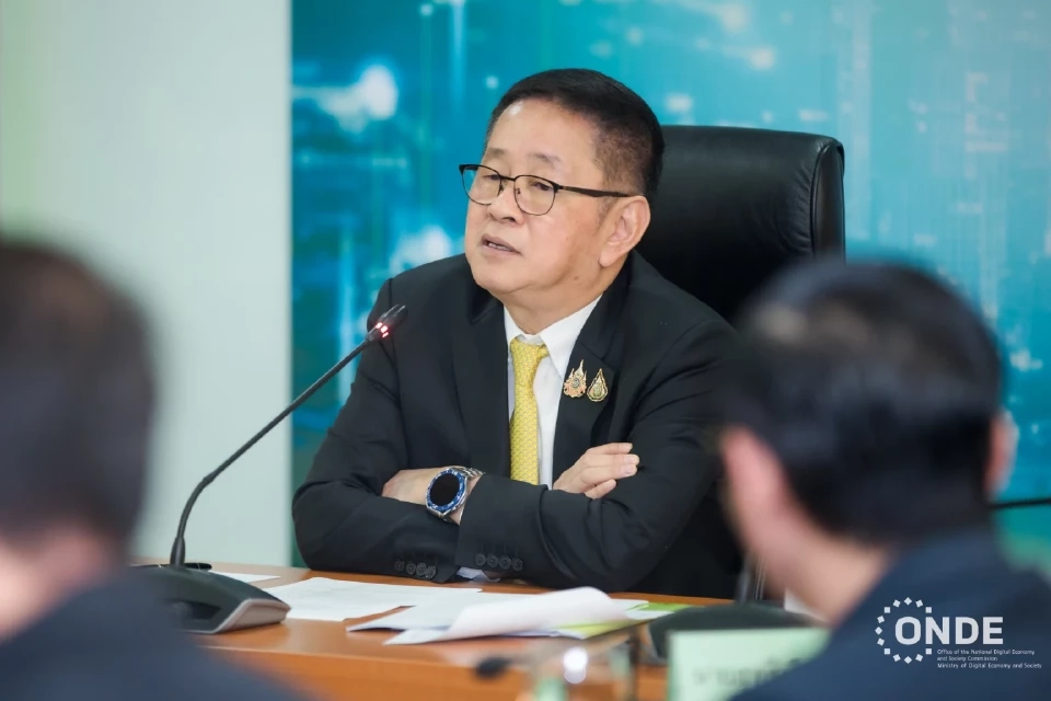 นายประเสริฐ จันทรรวงทอง รองนายกรัฐมนตรี และประธานคณะกรรมการนโยบาย Cloud First Policy 