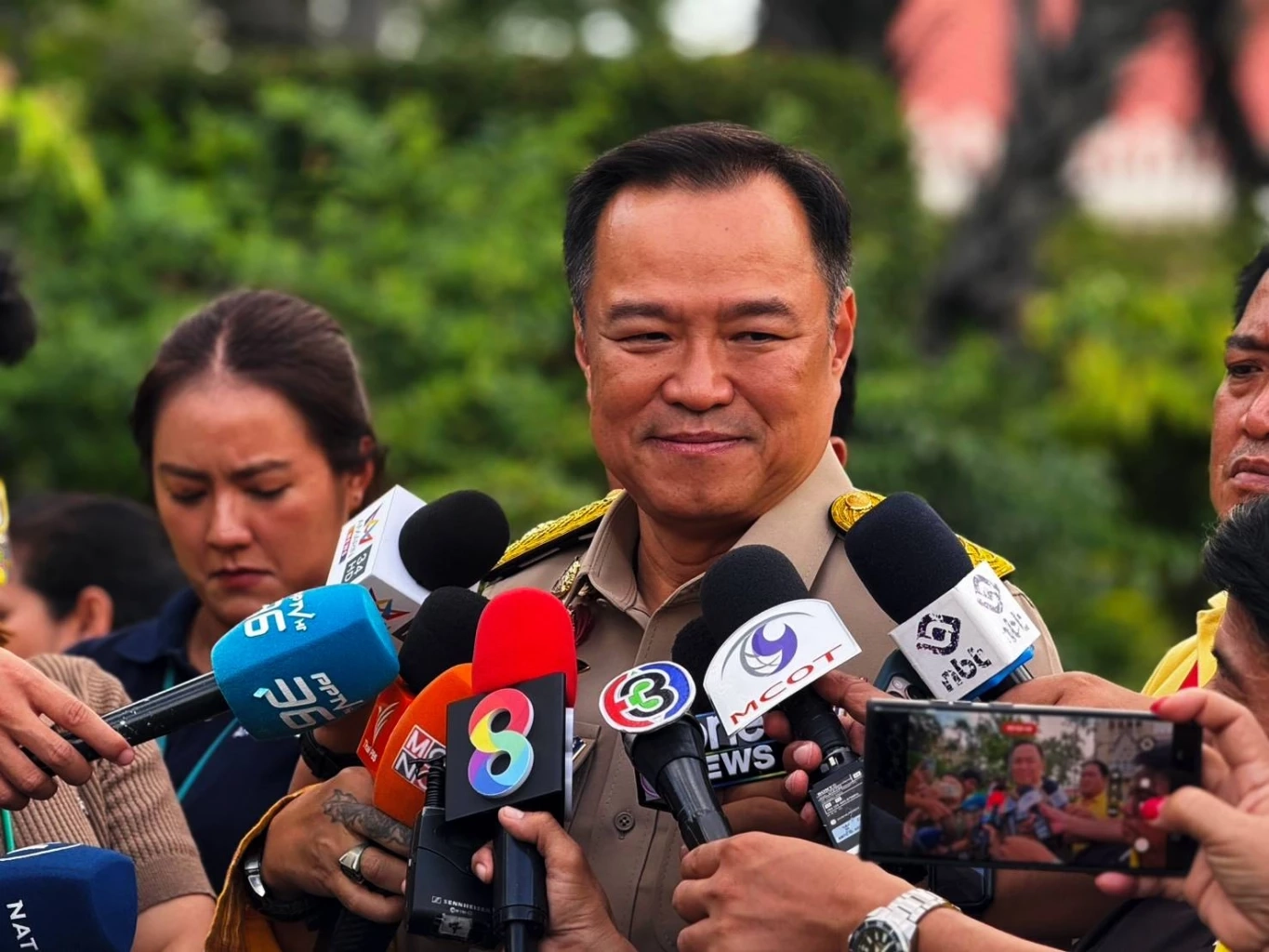 “อนุทิน” เผย คุย "นายกฯ" 1 ชม. ครึ่ง แค่เรื่องงาน ไม่มีเรื่องปรับ ครม.  มั่นใจยังคุม "มหาดไทย"