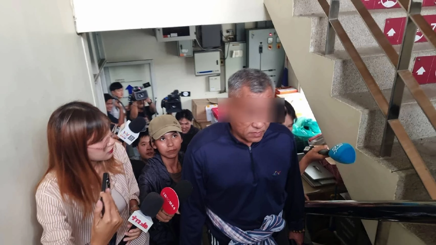 "ทวีวัฒน์" เจ้าของ "เงิน 12 ล้าน" มาตามนัด หอบหลักฐานเข้าพบตำรวจ