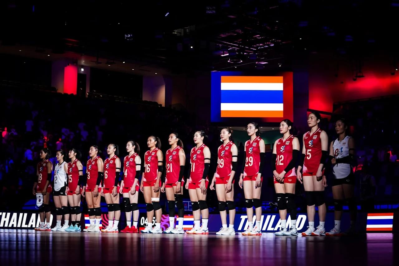 นักวอลเลย์บอลหญิงทีมชาติไทยยืนเข้าแถวเคารพธงชาติ ก่อนลงสนามพบญี่ปุ่น ศึก VNL 2025 สนาม 2 ที่ฮ่องกง