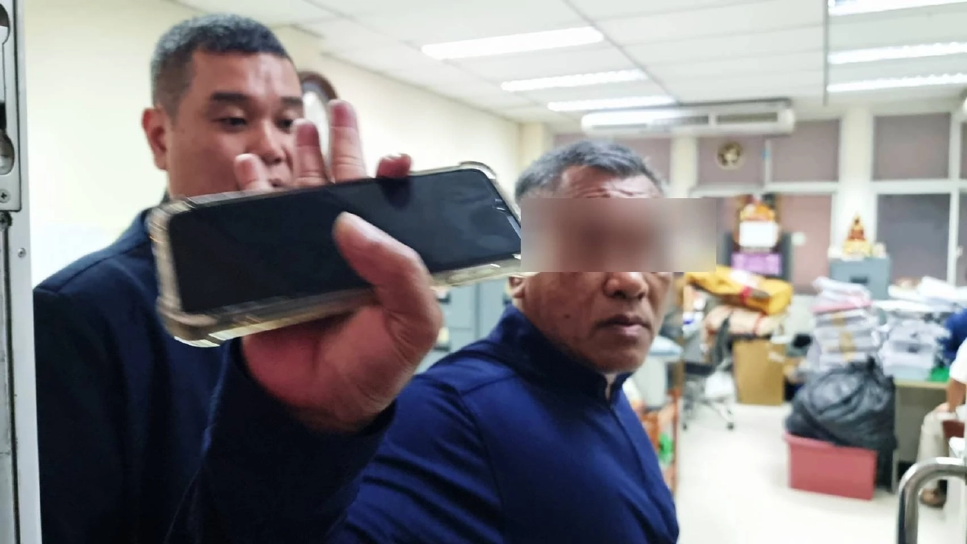 "ทวีวัฒน์" เจ้าของ "เงิน 12 ล้าน" มาตามนัด หอบหลักฐานเข้าพบตำรวจ