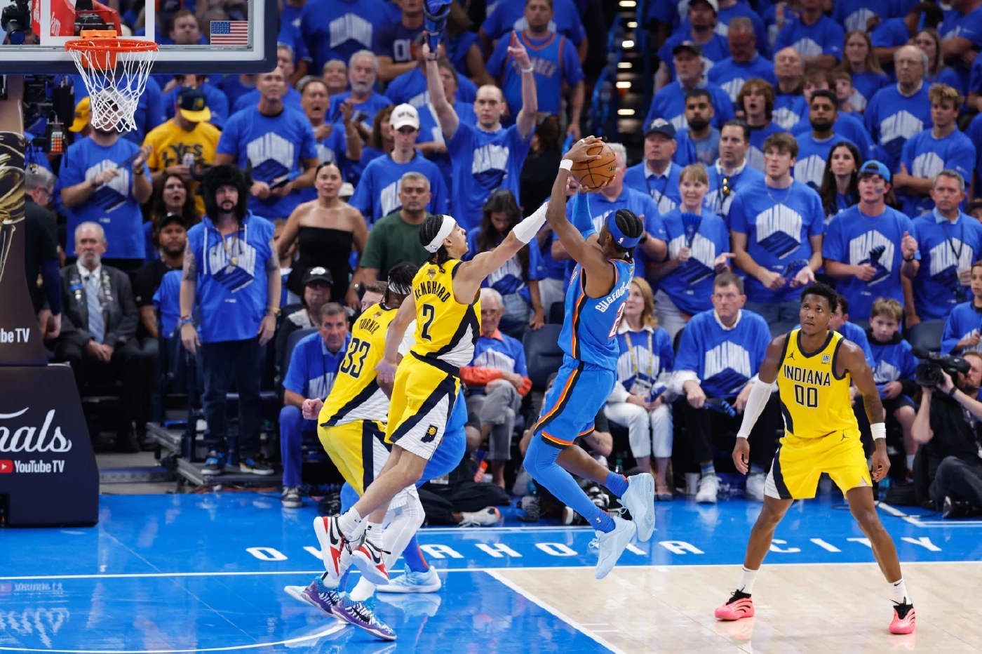 ไช กิลเจียส-อเล็กซานเดอร์ กระโดดชู้ตท่ามกลางผู้เล่น อินเดียนา เพเซอร์ส ในเกม 7 รอบชิง NBA Finals 2025 ที่สนามโอคลาโฮมา