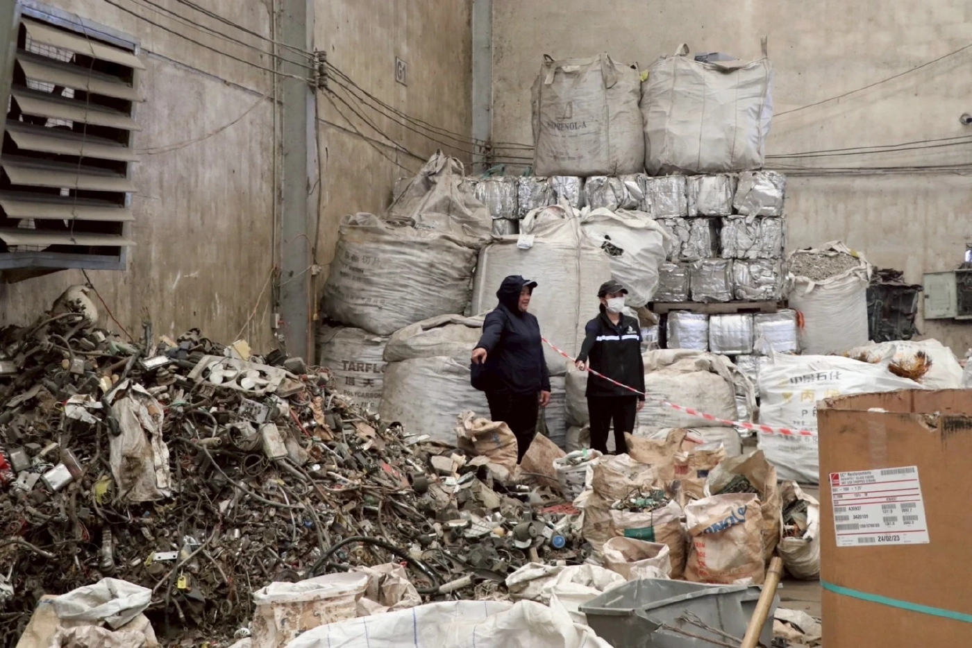 ส่งทีม สุดซอย ทลายอาณาจักรรีไซเคิลศูนย์เหรียญ ซุกขยะพิษ 8 พันตัน