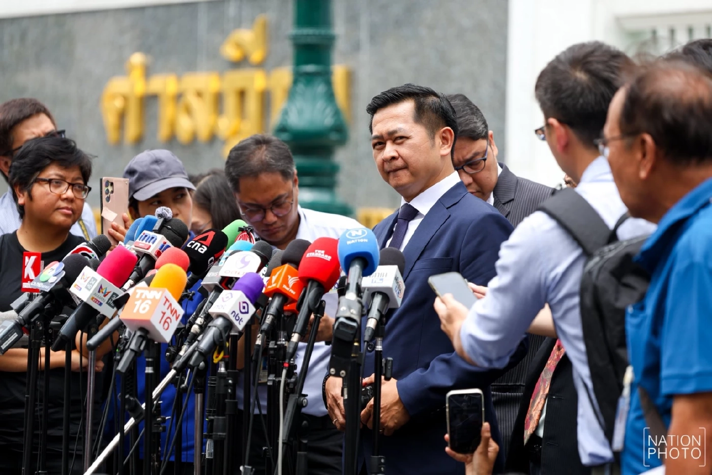 วิญญัติ ชาติมนตรี  ทนายประจำตัวทักษิณ ชินวัตร อดีตนายกฯ เดินทางมาชี้แจง การไต่สวนคดีชั้น 14