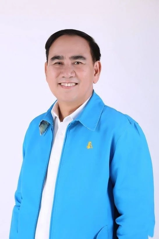 นายเดชอิศม์ ขาวทอง รัฐมนตรีช่วยว่าการกระทรวงสาธารณสุข ในฐานะเลขาธิการพรรคประชาธิปัตย์