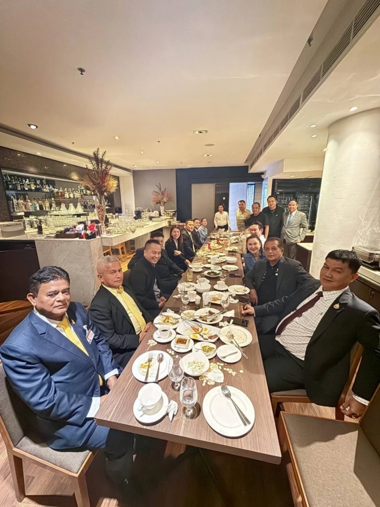 สุชาติ ชมกลิ่น นัดกินข้าว กับ 23 สส.รวมไทยสร้างชาติ เพื่อกำหนดอนาคตการเมือง เมื่อวันที่ 30 พ.ค.ที่ผ่านมา 