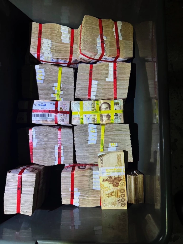 อึ้งเจอ "เงินสดๆ 12 ล้านบาท" ถูกวางไว้จุดทิ้งขยะคอนโด พร้อมซองจดหมาย "กสทช." ระบุชื่อ  "บุคคลนี้"