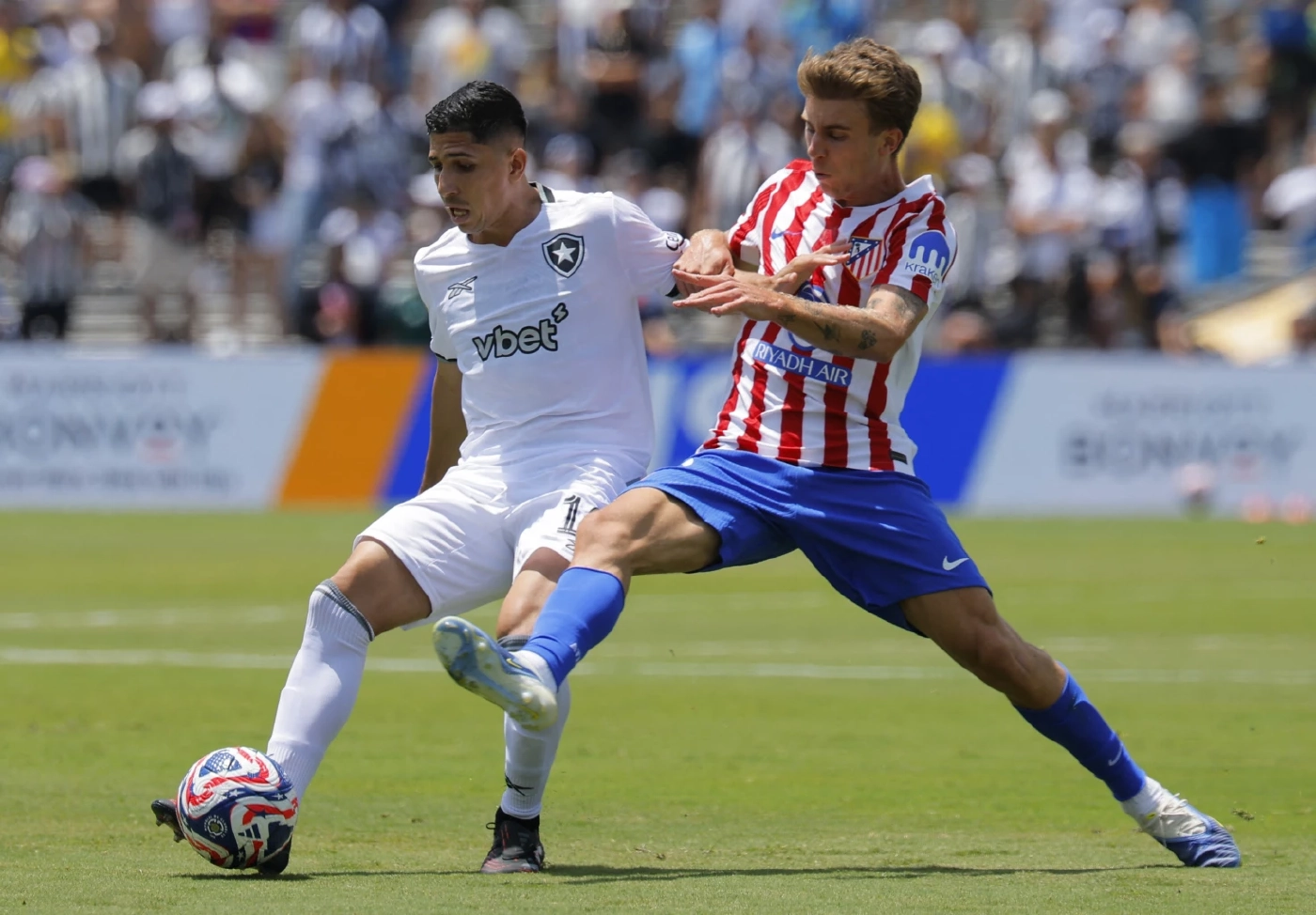 นักเตะโบตาโฟโก้และแอตเลติโก มาดริด ปะทะกันกลางสนามในศึก FIFA Club World Cup 2025 รอบแบ่งกลุ่ม