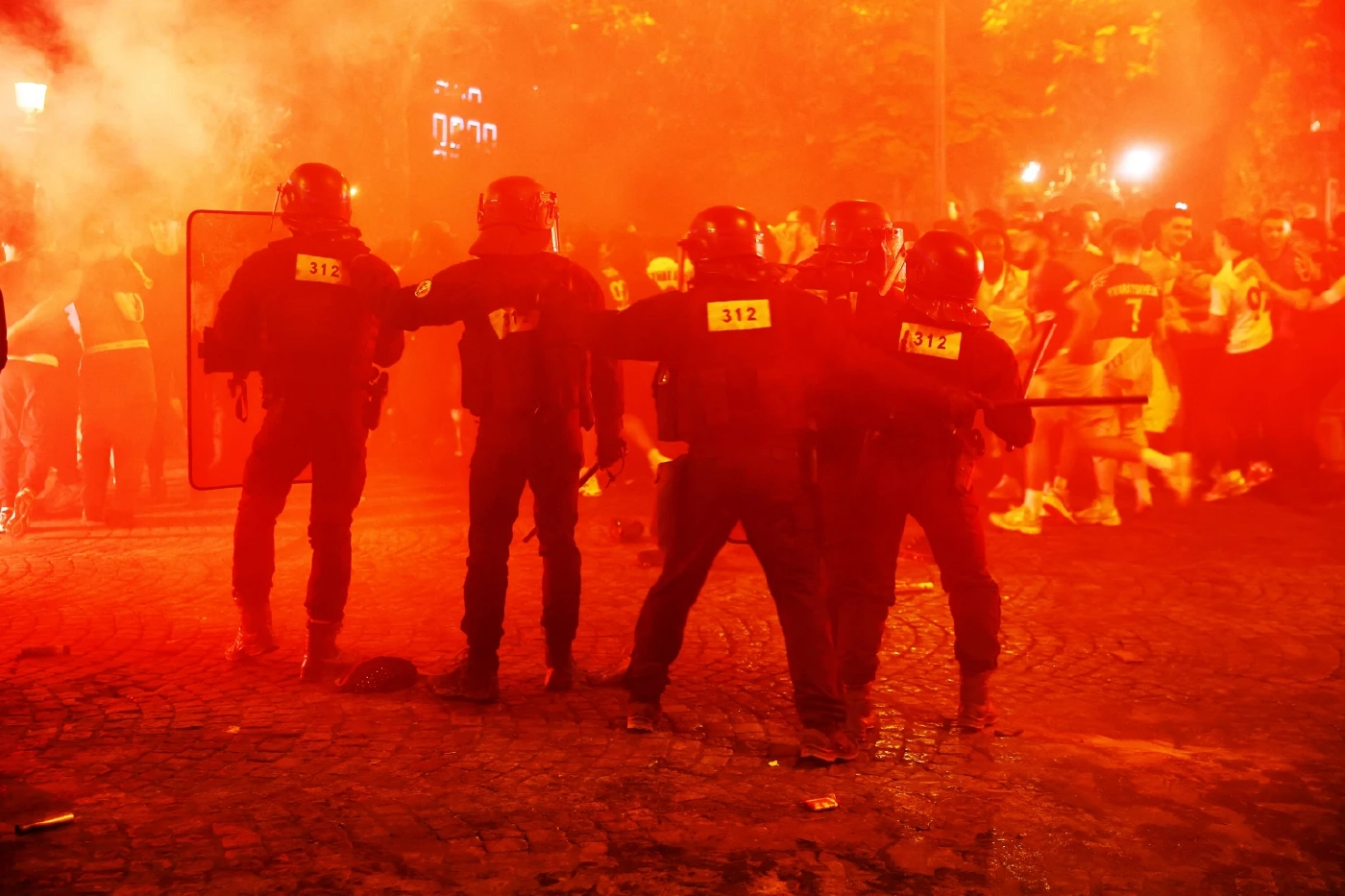 ระดม "ตำรวจฝรั่งเศส" 5,400 อารักขา "กรุงปารีส" ใช้แก๊สน้ำตา สลายฝูงชน ที่ฉลองแชมป์ UCL